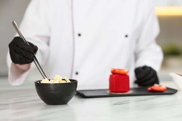 Nowoczesna kuchnia z przygotowanym daniem